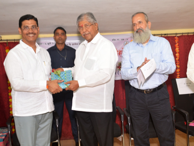 अध्यक्ष श्री अमित कुलकर्णी यांचा सत्कार करतांना 