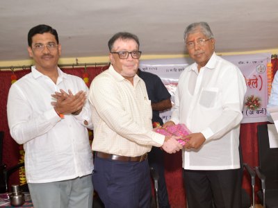 उपाध्यक्ष श्री अतुल दोशी यांचा सत्कार करतांना
