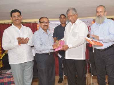 कार्यवाह श्री प्रकाशराव शिंदे यांचा सत्कार करतांना