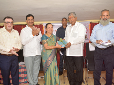 कार्यवाह सौ वैदेही कुलकर्णी यांचा सत्कार करतांना