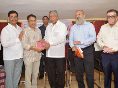 संचालक श्री रविंद्र झुटिंग यांचा सत्कार करतांना