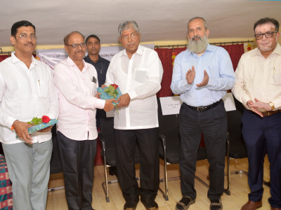 कार्यकारी मंडळ स्वीकृत संचालक श्री श्रीकांत कात्रे  यांचा सत्कार करतांना
