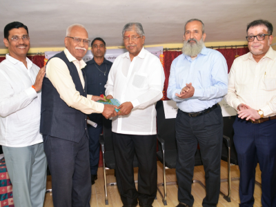 विश्वस्त समिती कार्यवाह श्री विजयराव पंडित  यांचा सत्कार करताना