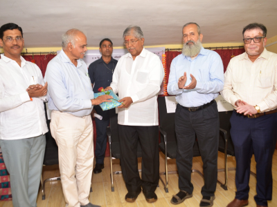 विश्वस्त समिती संचालक श्री अजित कुबेर  यांचा सत्कार करताना