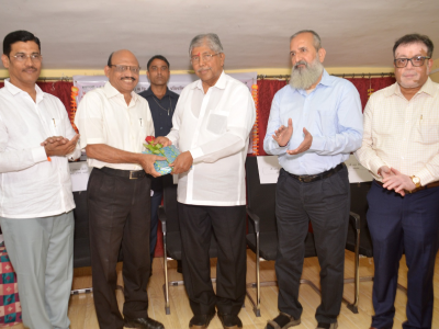 विश्वस्त समिती स्वीकृत संचालक डॉ.शाम बडवे यांचा सत्कार करताना