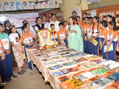 वाचन प्रेरणा दिन आ.कांताताई मार्गदर्शन करताना