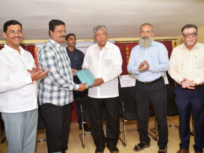 निवडणूक निर्णय अधिकारी अड्वोकेट नितीन शिंगटे यांचा सत्कार करताना